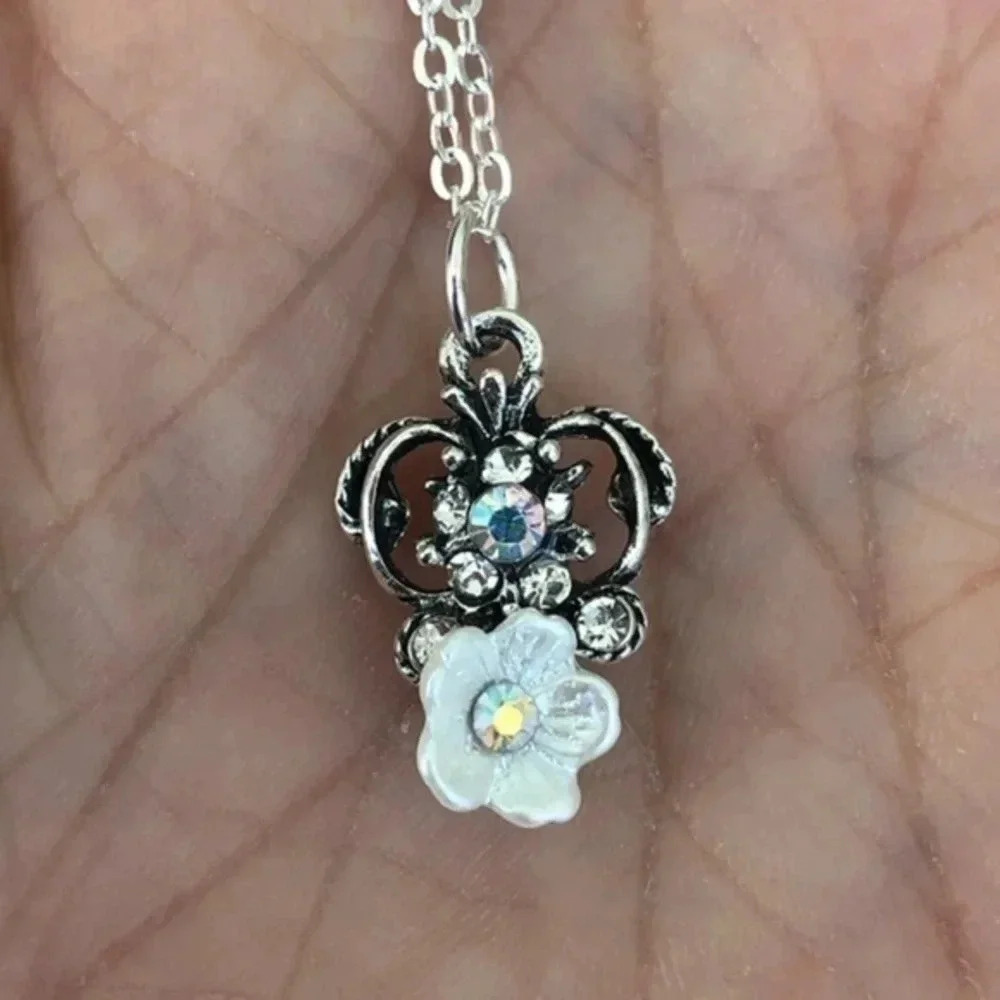 Pretty Spring Floral Flower Petite Antique Style Pendant Necklace 10 NWT
